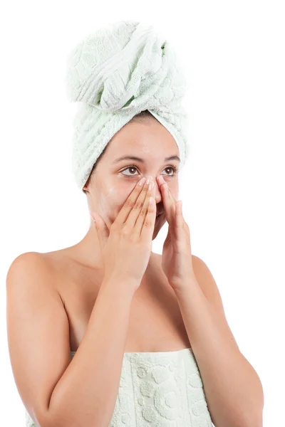 Joven mujer aplicando crema en su cara —  Fotos de Stock