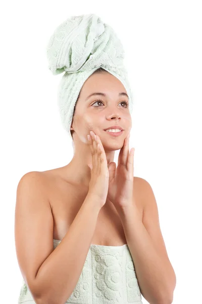 Giovane donna che applica la crema sul suo viso — Foto Stock