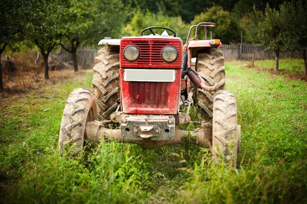 Kırmızı Traktör — Stok fotoğraf