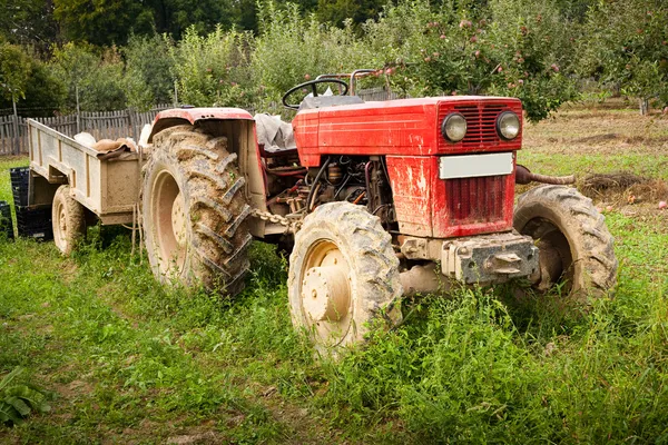 赤いトラクター — ストック写真