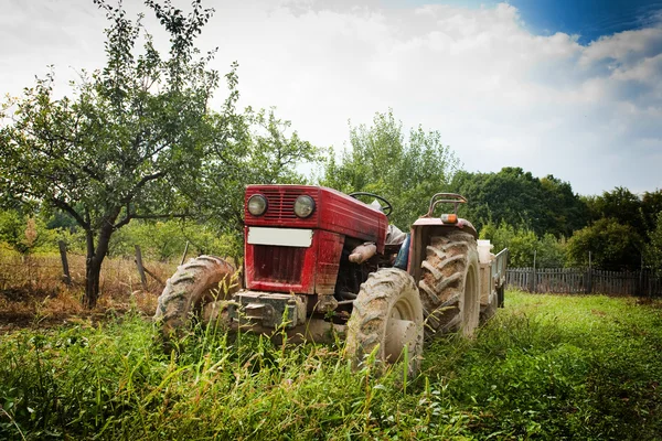 Červený traktor — Stock fotografie