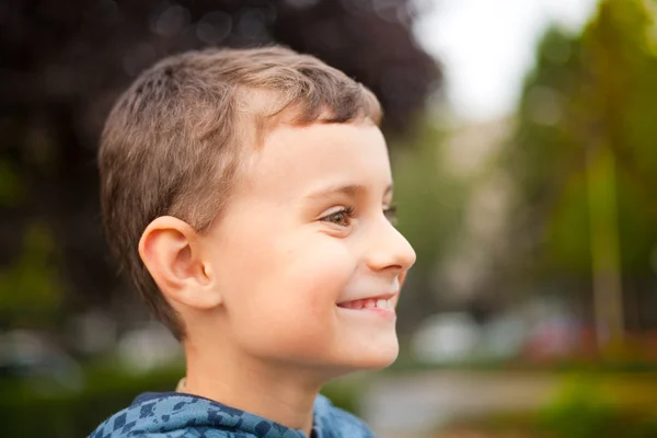 Mooie jongen buiten portret — Stockfoto