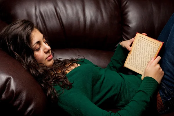 Young lady reading a vintage book — Stock Photo, Image