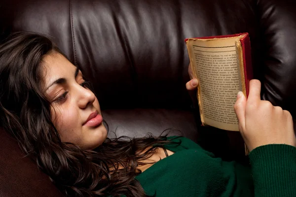Νεαρή κοπέλα διαβάζοντας ένα vintage βιβλίο — Φωτογραφία Αρχείου