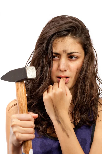 Jonge vrouw boos na het raken van zichzelf — Stockfoto