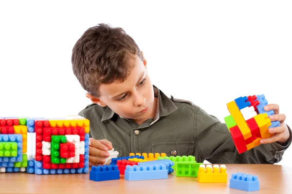 Kleiner Junge spielt mit Plastikwürfeln — Stockfoto