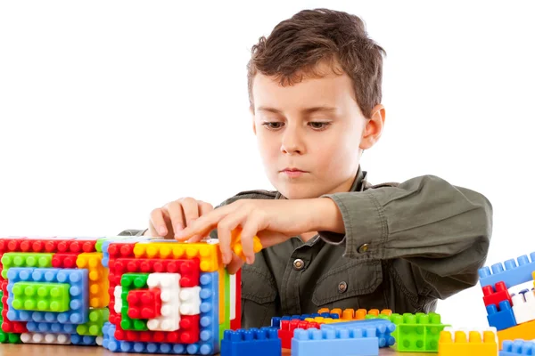 Mały chłopiec bawi się plastikowe kostki — Zdjęcie stockowe