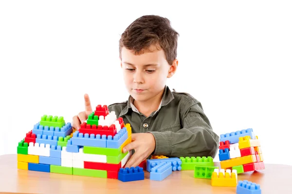 Kleine jongen spelen met kunststof kubussen — Stockfoto