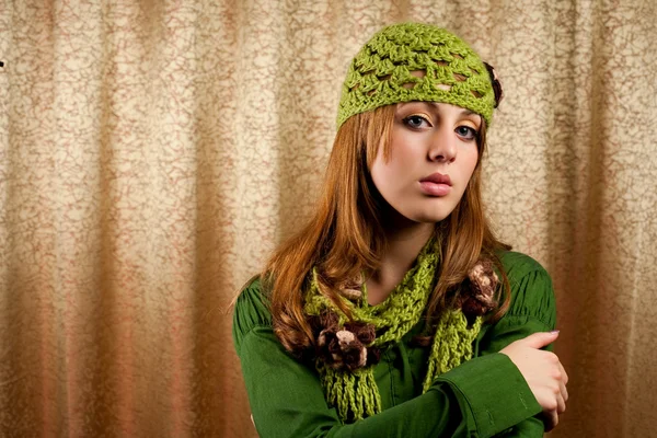 レトロな帽子とスカーフ美しいブロンド — ストック写真