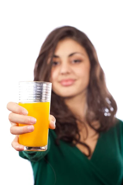 Молодая женщина с апельсиновым соком — стоковое фото