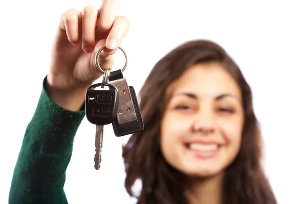 Jovem mulher entregando chaves do carro — Fotografia de Stock