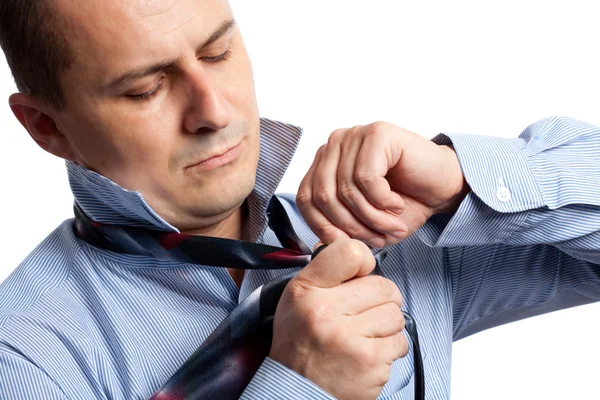 Üzletember beállító nyakkendő csomóját — Stock Fotó