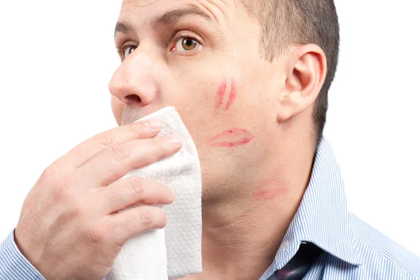 Mann wischt Lippenspuren aus dem Gesicht — Stockfoto