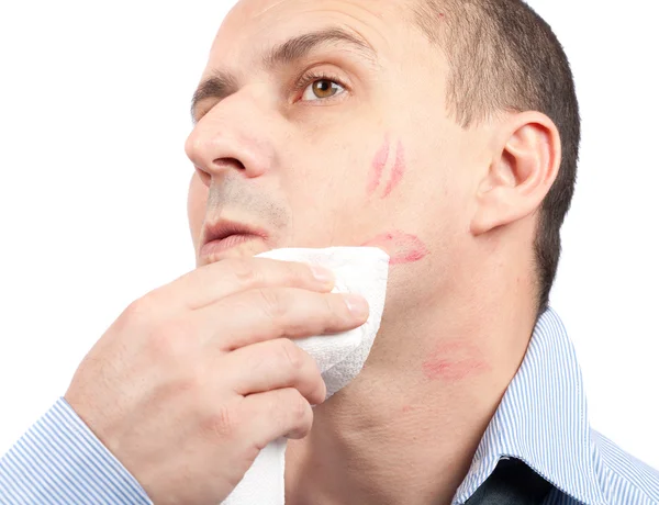 Un homme essuyant des traces de lèvres sur son visage — Photo