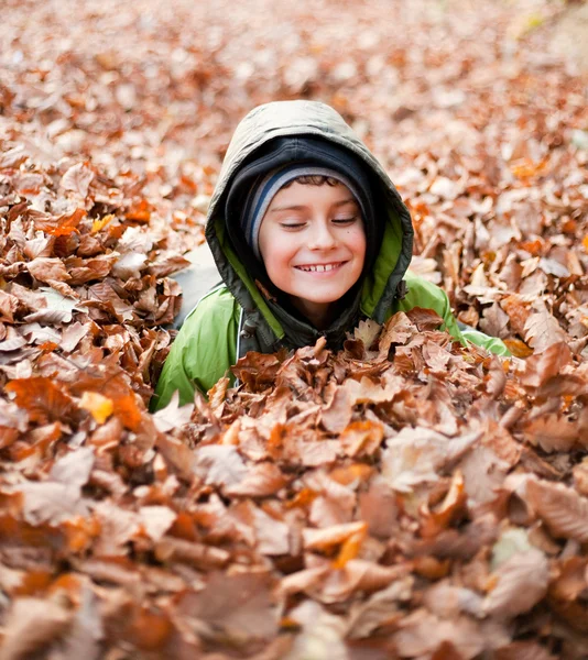 Cute kid playing outdoor — Stock Photo, Image