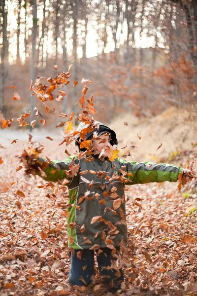 Lindo niño jugando al aire libre —  Fotos de Stock