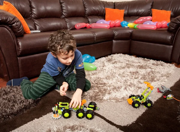Bambino che gioca con camion di plastica — Foto Stock