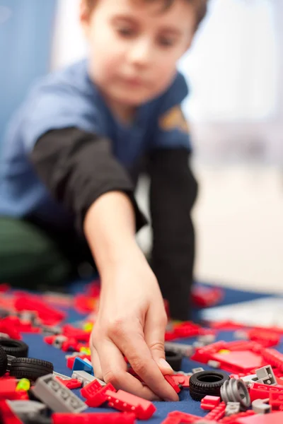 Cute kid playing with plastic blocks — Stock Photo, Image