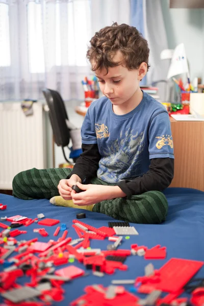 Schattige jongen spelen met plastic blokken — Stockfoto
