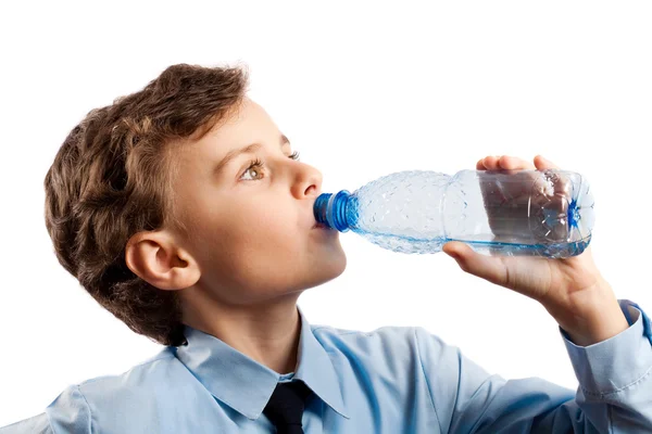Школьник пил воду — стоковое фото