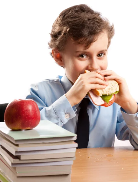 Schooljongen tijdens lunchpauze — Stockfoto