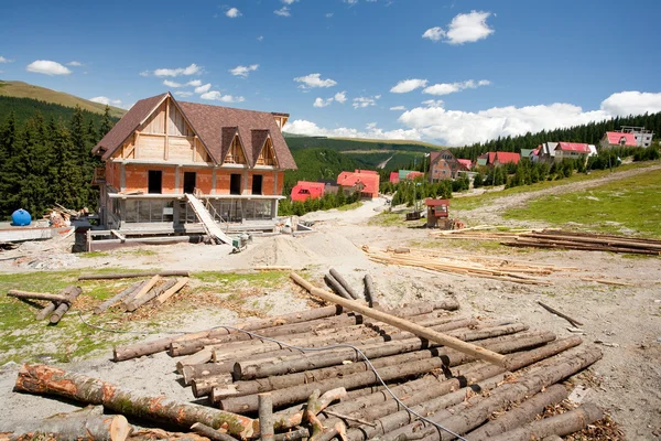 Строительство дома в горах — стоковое фото