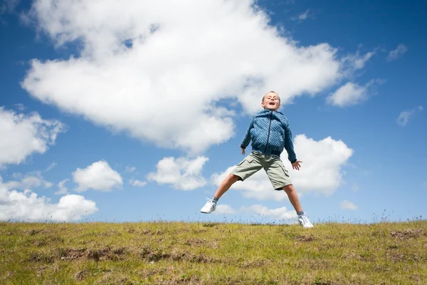 Malý chlapec skákání pro radost — Stock fotografie