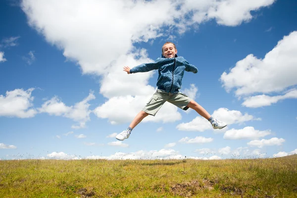 Мальчик прыгает от радости — стоковое фото
