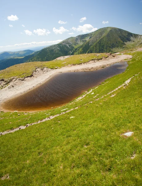 Lago em montanhas romenas — Fotografia de Stock