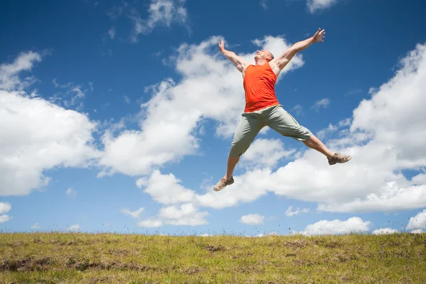 Man hoppar av glädje utomhus — Stockfoto