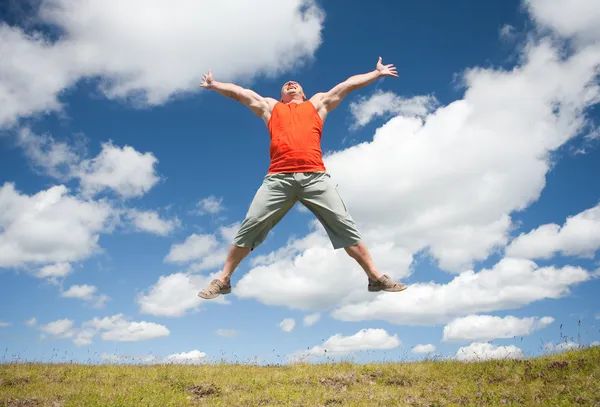 Мужчина прыгает от радости на улице — стоковое фото