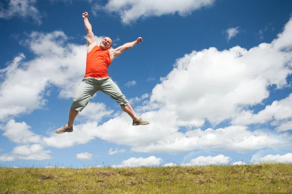Hombre saltando de alegría al aire libre —  Fotos de Stock