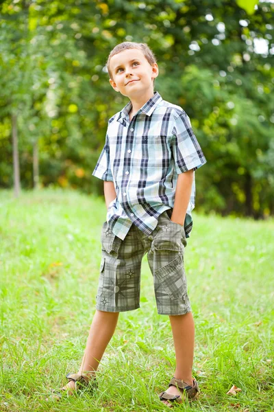 Lindo niño al aire libre en un campo de hierba — Foto de Stock