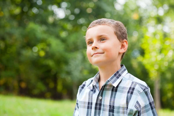 Bir çim alanda açık havada güzel bir çocuk — Stok fotoğraf