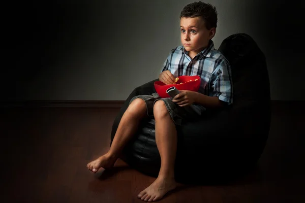 Korkunç bir film izlerken çocuk — Stok fotoğraf