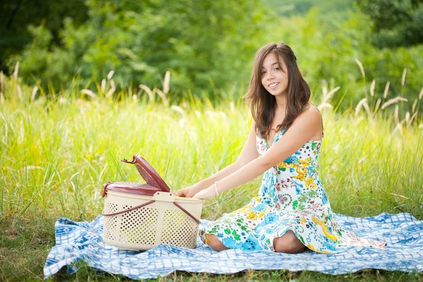 Krásná žena na pikniku — Stock fotografie