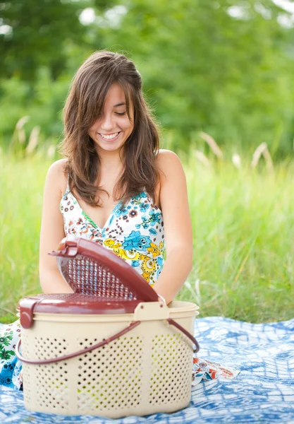 Krásná žena na pikniku — Stock fotografie