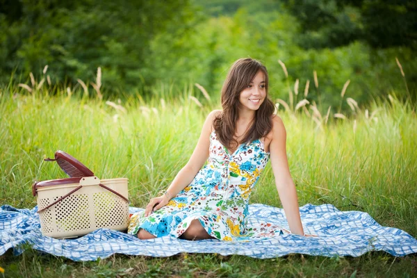 Vacker kvinna på picknick — Stockfoto