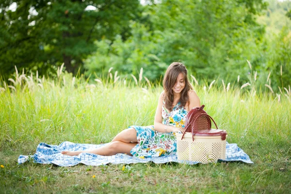 Красива жінка на пікніку — стокове фото