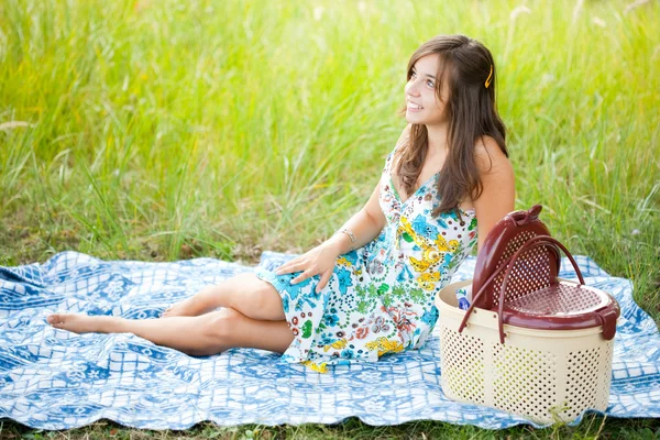 Mooie vrouw op picnic — Stockfoto
