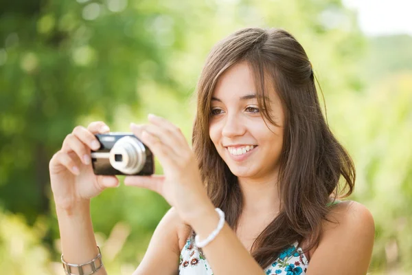 Jovencita tomando fotos al aire libre — Foto de Stock