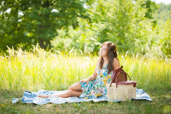 Красивая женщина на пикнике — стоковое фото
