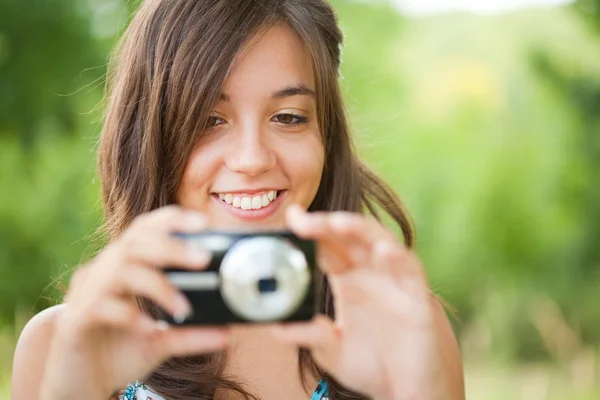 Jovencita tomando fotos al aire libre — Foto de Stock