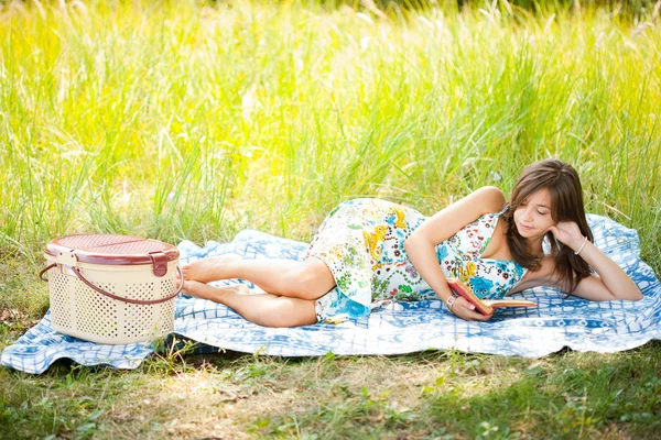 Красива жінка читає на відкритому повітрі — стокове фото