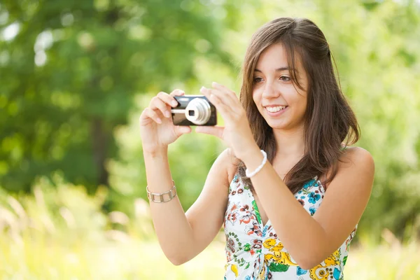 屋外の写真を撮る若い女性 — ストック写真