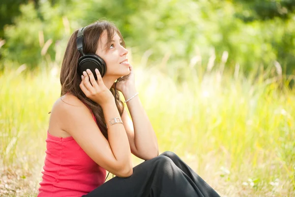 젊은 여성 야외 헤드폰을 — 스톡 사진