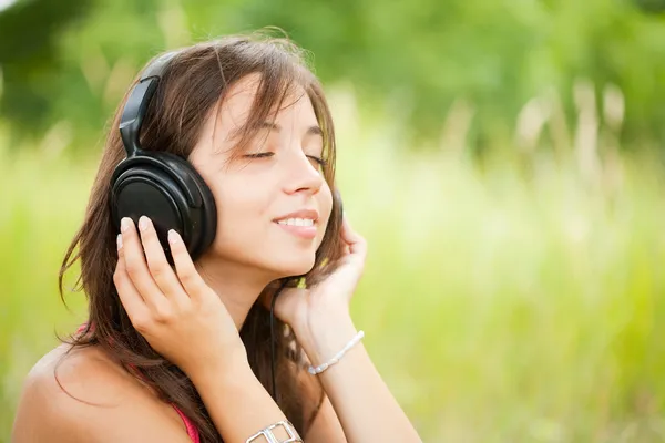 Fiatal nő, szabadtéri fejhallgató — Stock Fotó