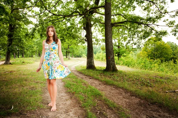 Mujer descalza caminando por el bosque — Foto de Stock