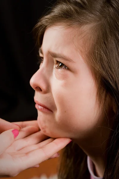Küçük kız ağlıyor — Stok fotoğraf