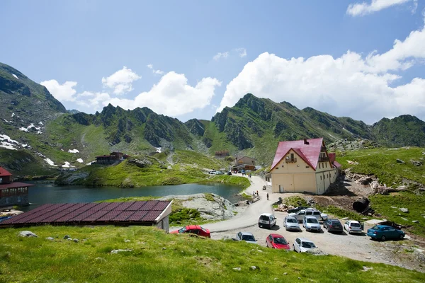 Hotel tussen bergen in Roemenië — Stockfoto